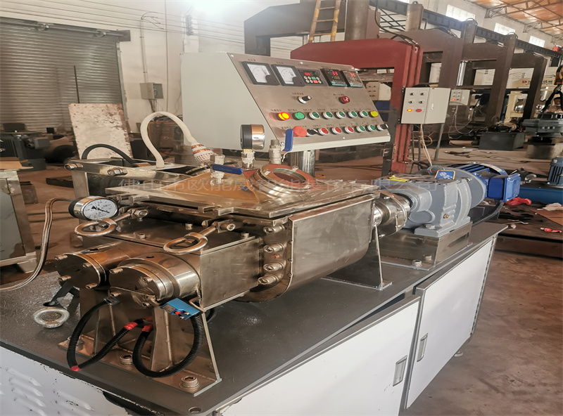 1690533261210713.jpg 自動翻缸小型捏合機1.jpg